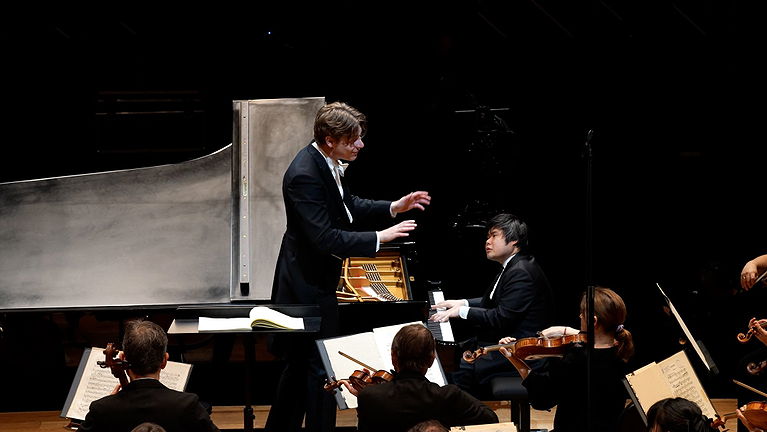 Nobuyuki Tsujii diretto da Klaus Mäkelä (Foto Orchestre de Paris)