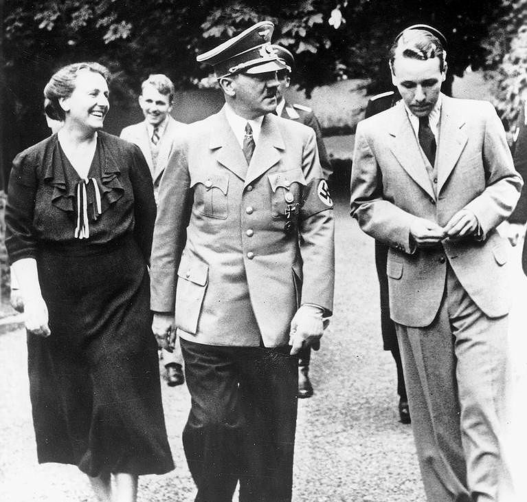 Winifried Wagner, Adolf Hitler e Wieland Wagner a Bayreuth nel 1938 (Foto AKG Images /Picture Alliance)