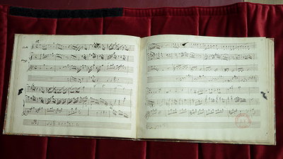Il manoscritto mozartiano alla BnF (Foto Kenzo Tribouillard / AFP)