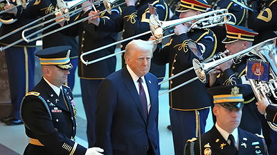 Il presidente Donald Trump passa in rassegna le truppe durante la cerimonia di insediamento al Campidoglio degli Stati Uniti nel 2024. Foto: Alamy