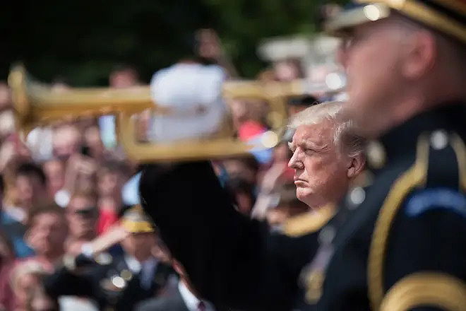 Il presidente Donald Trump passa in rassegna le truppe durante la cerimonia di insediamento al Campidoglio degli Stati Uniti nel 2024. Foto: Alamy