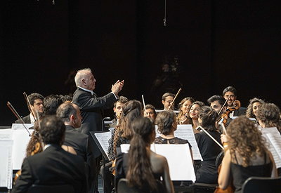 Daniel Barenboim con la West Eastern Divan Orchestra (Foto Salzburger Festspiele / Marco Borrelli)