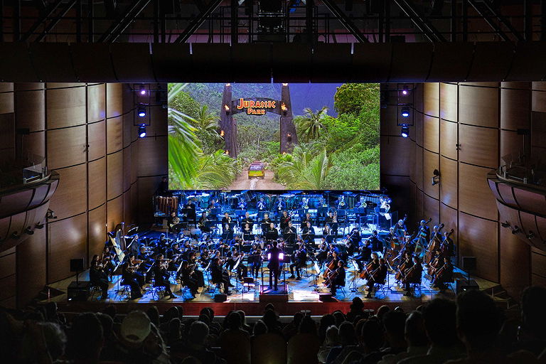 Ernst van Tiel dirige l'Orchestra Sinfonica di Milano in Jurassic Park - Ph. Angelica Concari