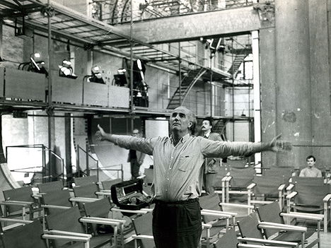 Luigi Nono durante l'allestimento di Prometeo, Chiesa di San Lorenzo 1984 (Foto Lorenzo Capellini, courtesy Archivio della Biennale)